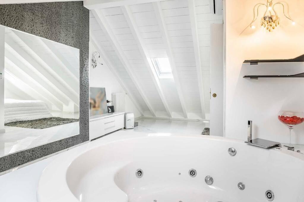 Appartamento Jacuzzi Duomo - Free Parcking Ac Wi-fi Milano