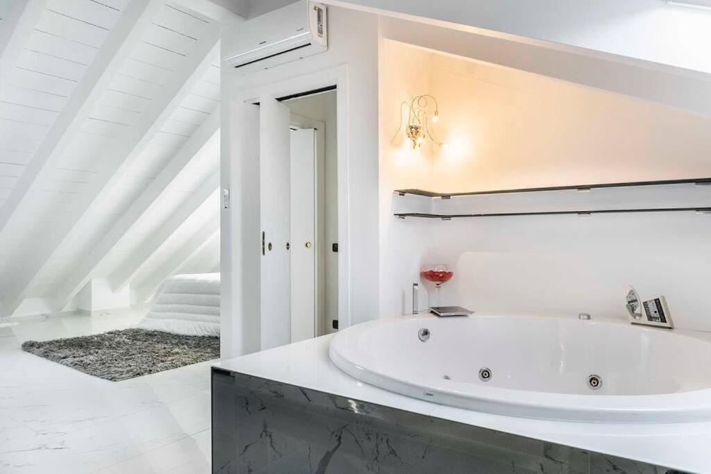 Appartamento Jacuzzi Duomo - Free Parcking Ac Wi-fi Milano